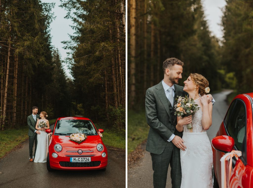 Paarfotos vor dem roten Hochzeitsauto im Wald