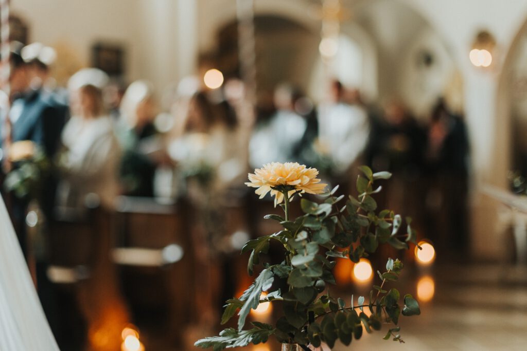 Detailfoto Blumendeko in der Kirche