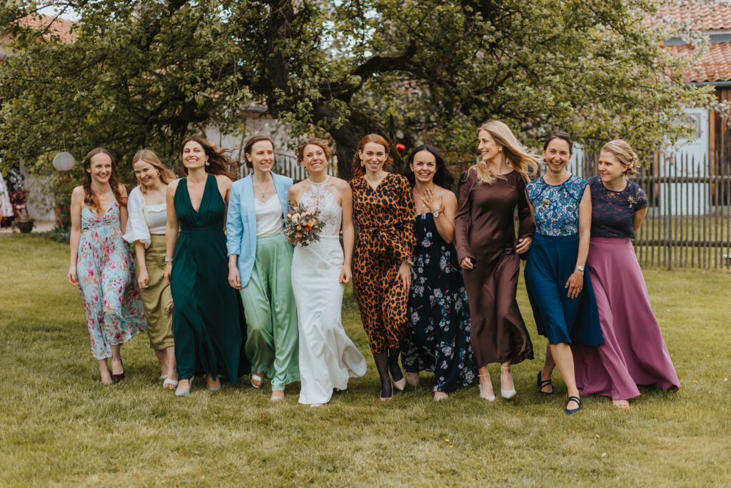 Gruppenfoto von den Freundinnen der Braut. Locker und angestellt