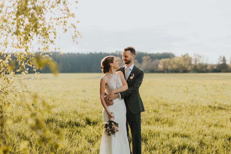 Frühlingshochzeit im Hof Nr. 6 bei München mit Sonnenuntergang