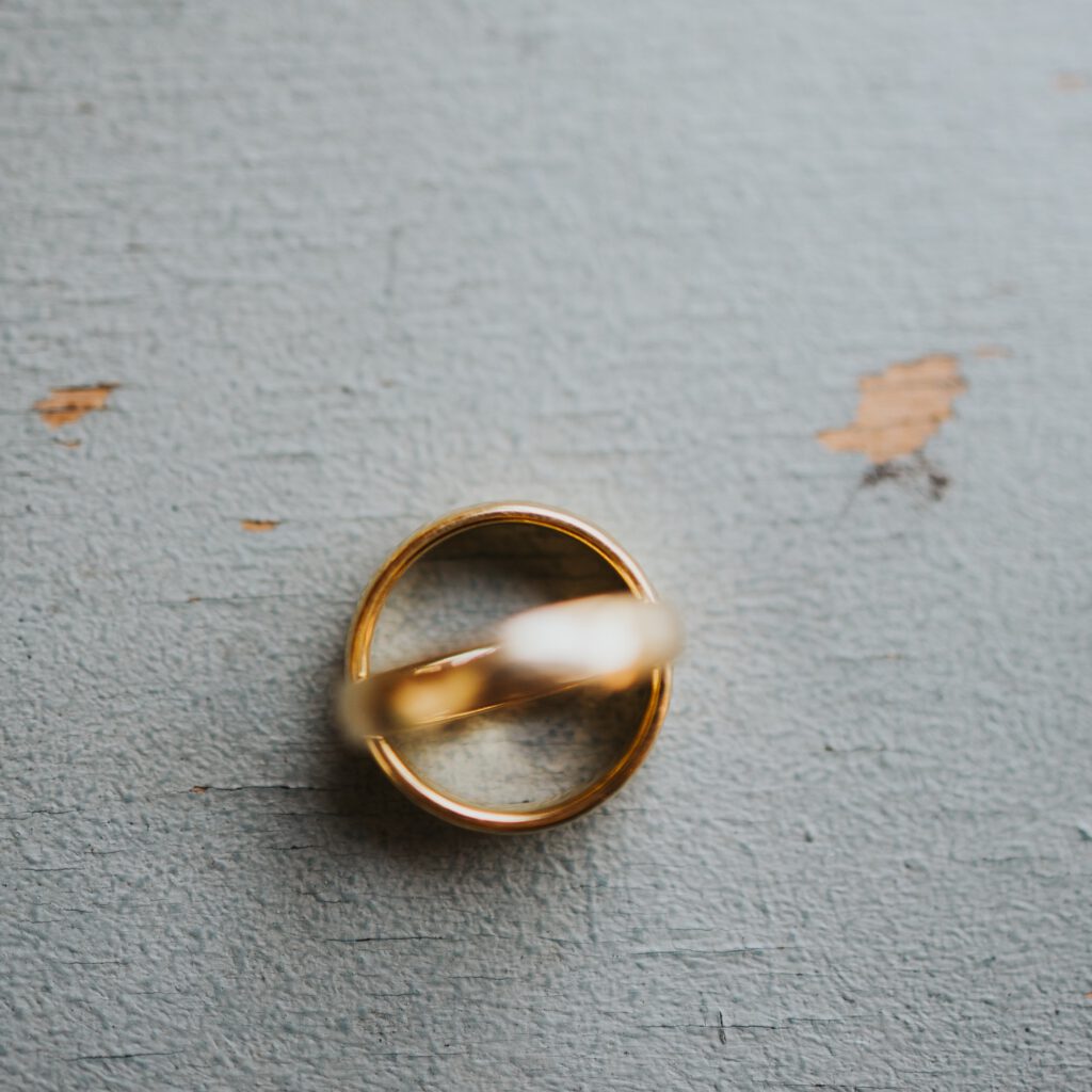 Detailfoto von den Ringen des Brautpaars