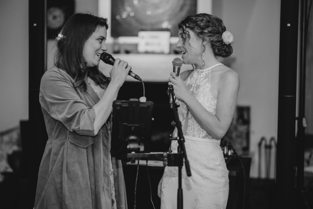 Braut singt auf ihrer Hochzeit mit der Sängerin