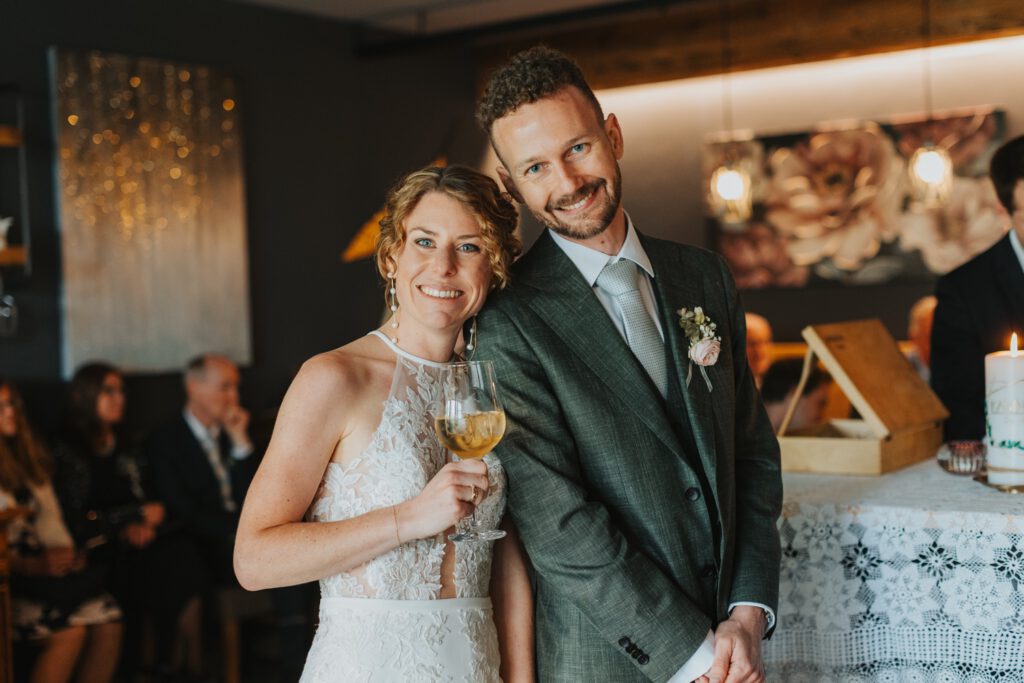 Brautpaar stößt an und feiert ihren Hochzeitstag