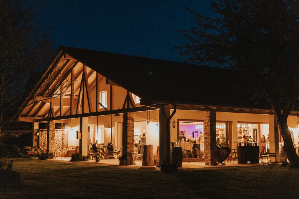 Hof Nr. 6 bei München abends beleuchtet